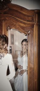 Mariée se regardant dans un miroir