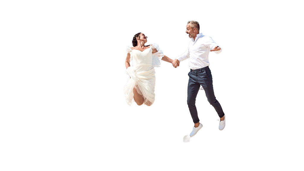 Couple de mariés sautant